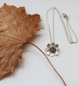 Daisy pendant necklace