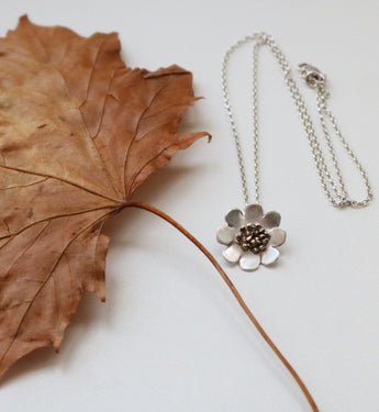 Daisy pendant necklace
