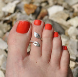 Sterling silver twisted leaf toe ring