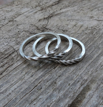 Twisted unisex ring.